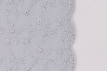 B-Ware 50 cm Baumwoll-Lochstickerei, rauchblau
